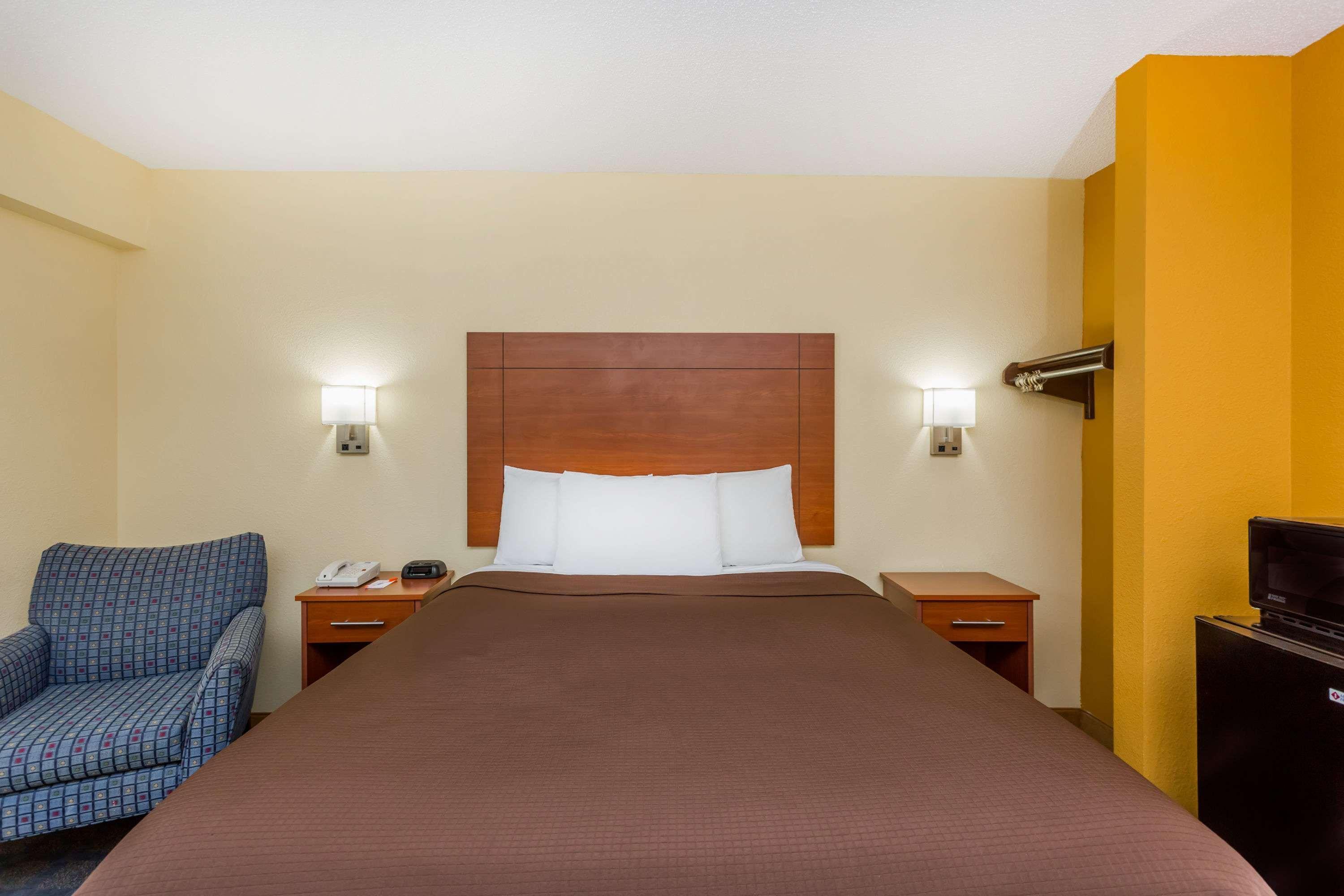 Howard Johnson By Wyndham Spartanburg Expo Center Buitenkant foto