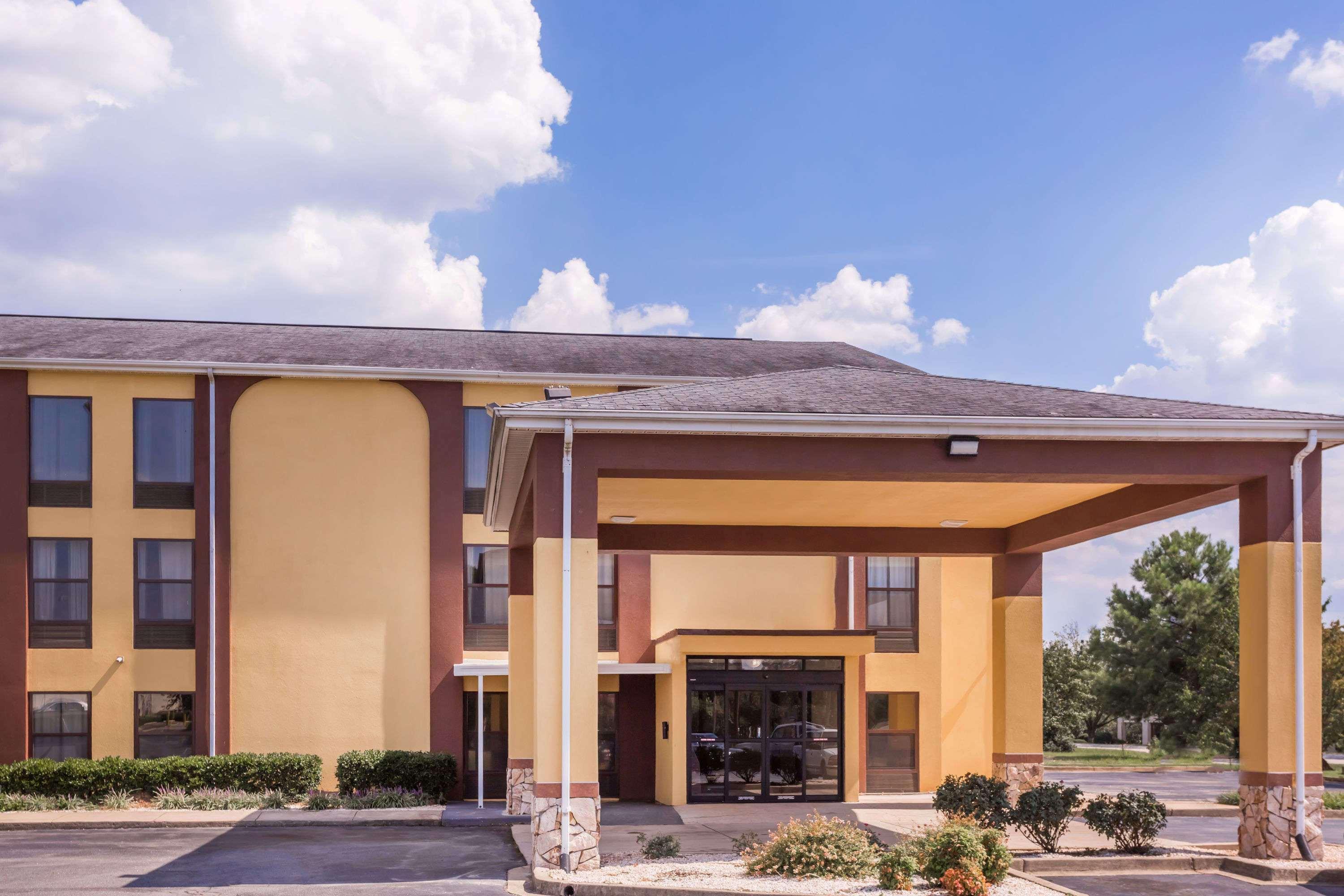 Howard Johnson By Wyndham Spartanburg Expo Center Buitenkant foto